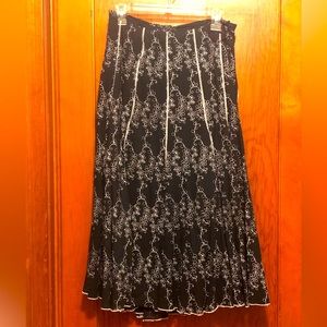 Great flow and beautiful embroidery on this Multiples brand skirt, size M.